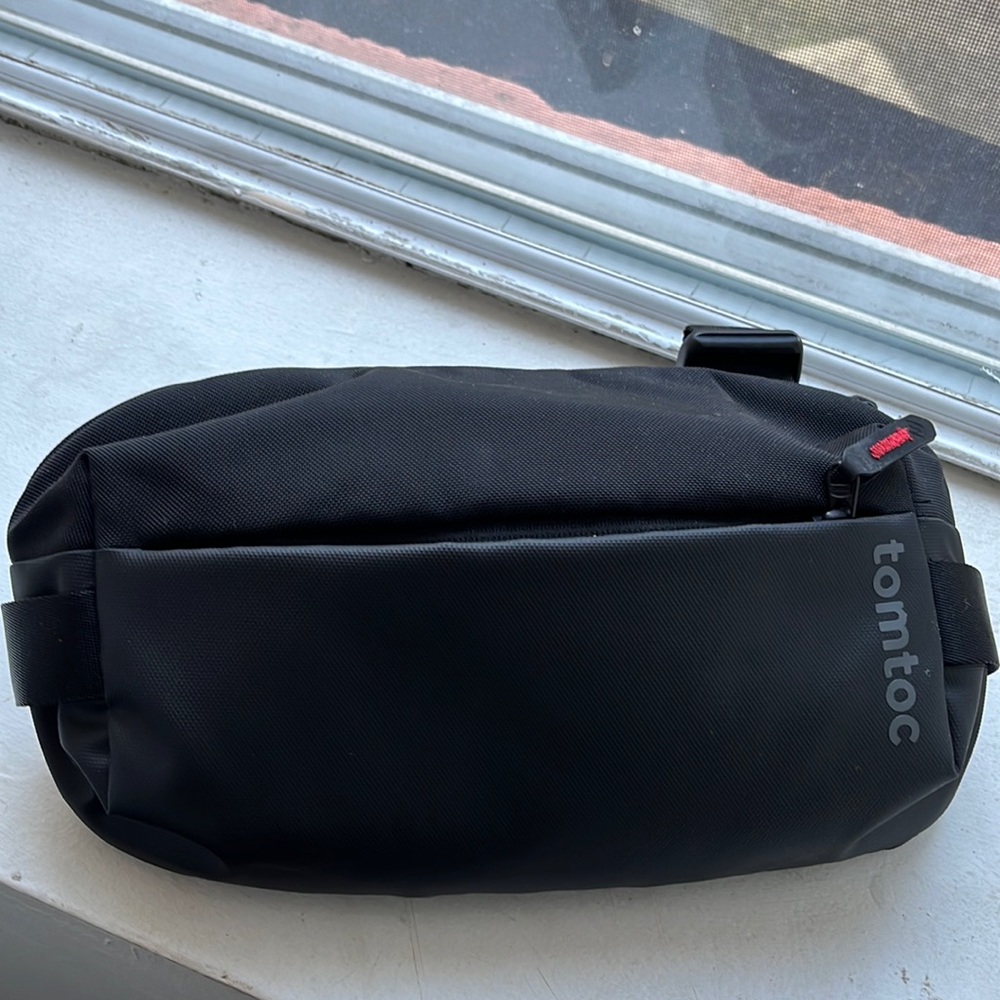 TomToc H02 Sling bag , Black contemporary